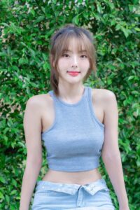 ปิ่นอมยิ้ม สาวสวย