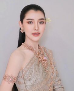 ยุวเฟิร์น ยุวเฟิร์น ประวัติ